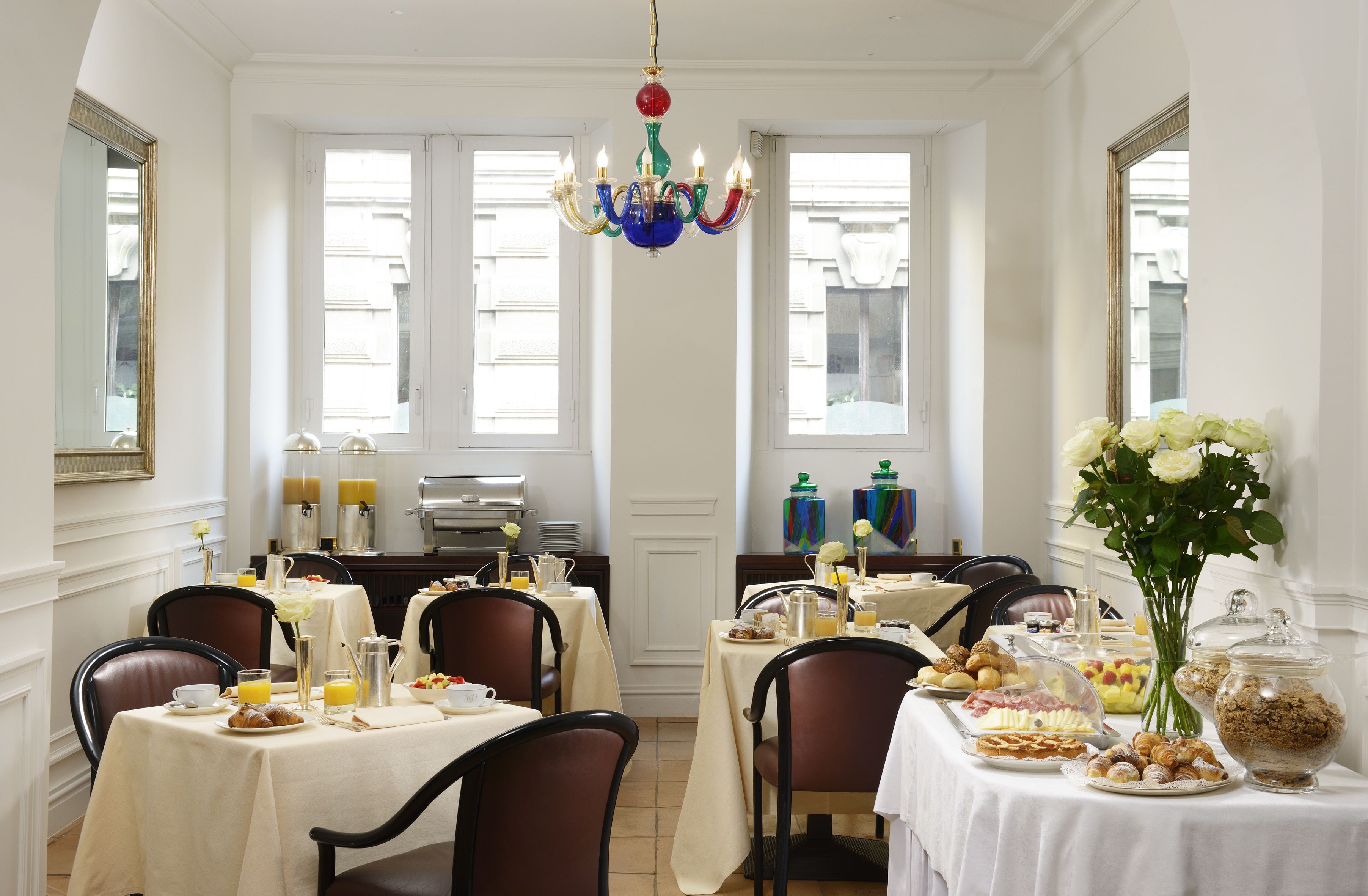 بوفيه فطور يوميًا بتكلفة قدرها (18.00 EUR للشخص)