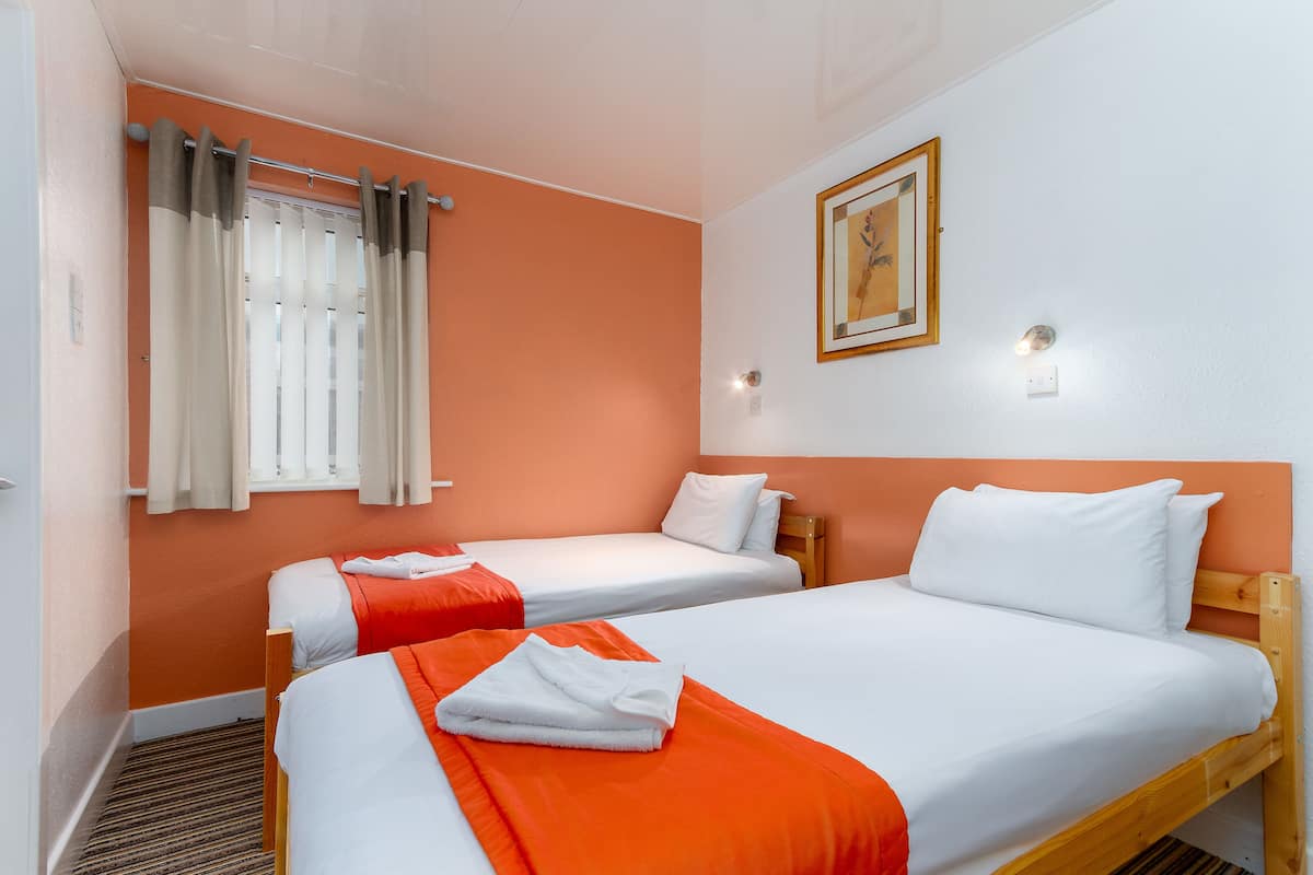 4 bedrooms, individually furnished, free WiFi, bed sheets