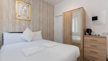 Quarto triplo standard | Individualmente mobiliados, Wi-Fi de cortesia, roupa de cama