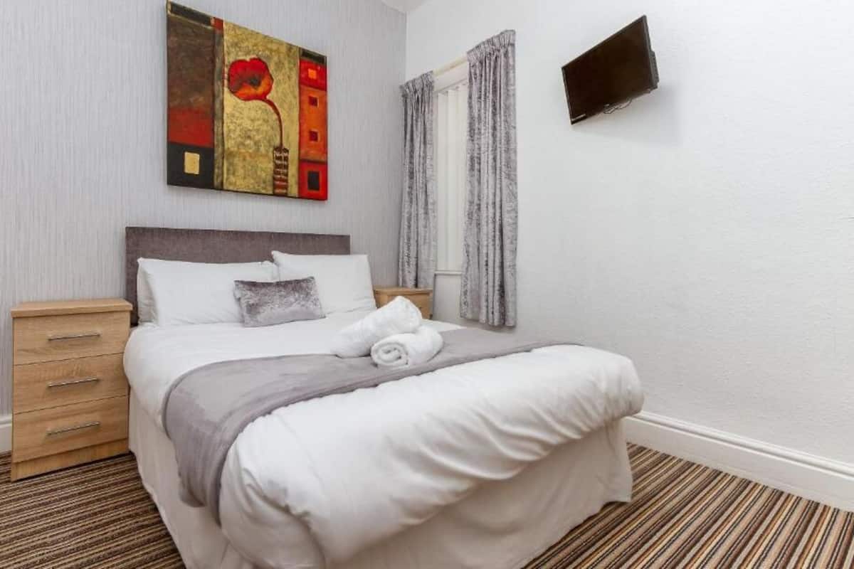 4 bedrooms, individually furnished, free WiFi, bed sheets