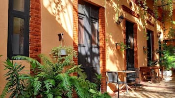 Habitación económica | Ropa de cama hipoalergénica y caja de seguridad en la habitación