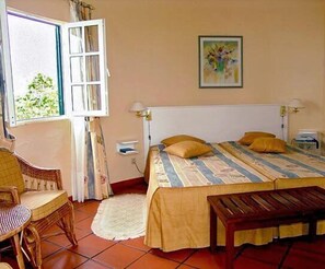 Roupas de cama premium, cofres nos quartos, escrivaninha