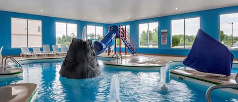 Indoor pool, sun loungers