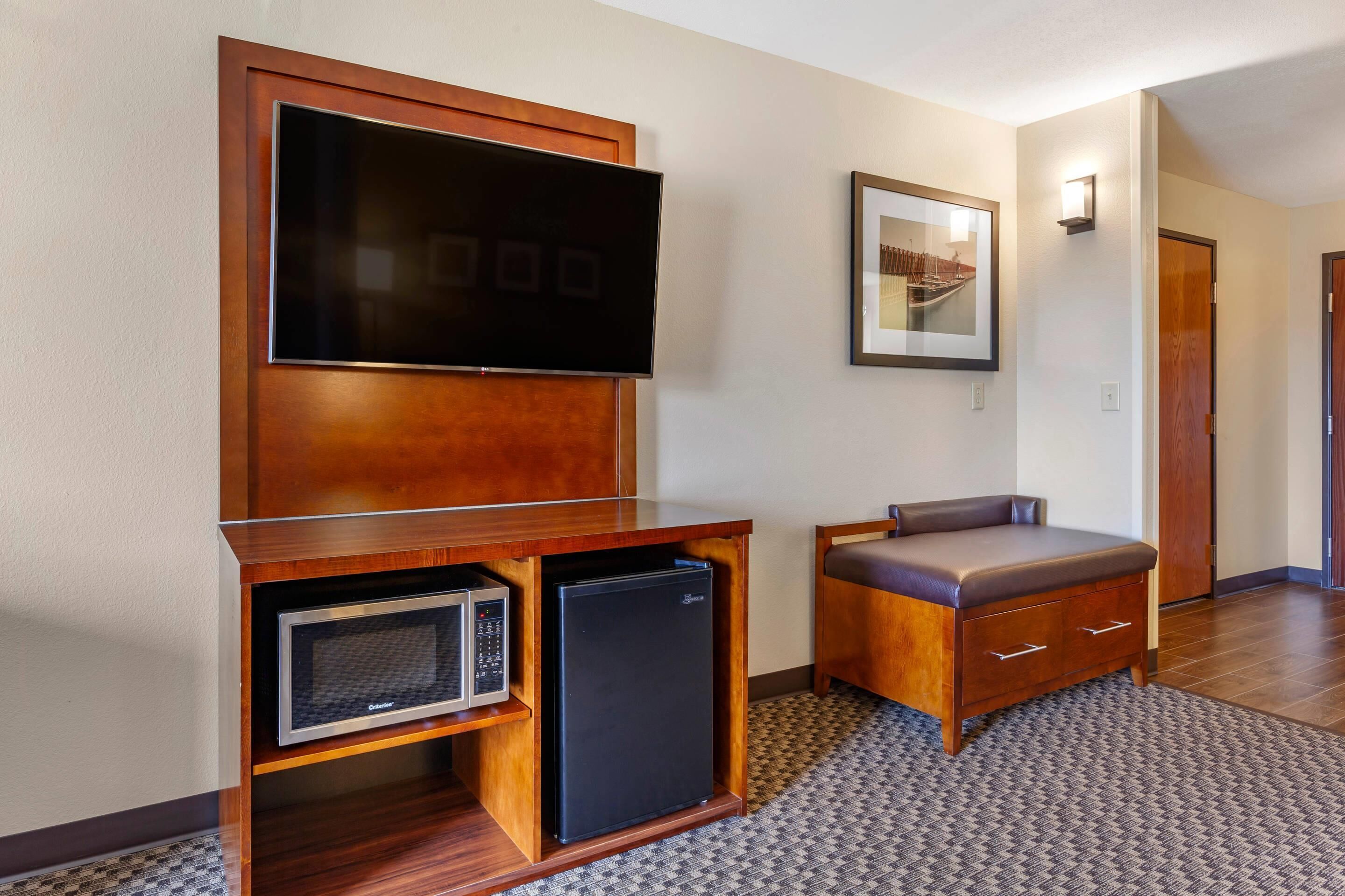 Suite, 1 King Bed with Sofa bed, Accessible, Non Smoking | In-room safe, desk, blackout drapes, soundproofing
