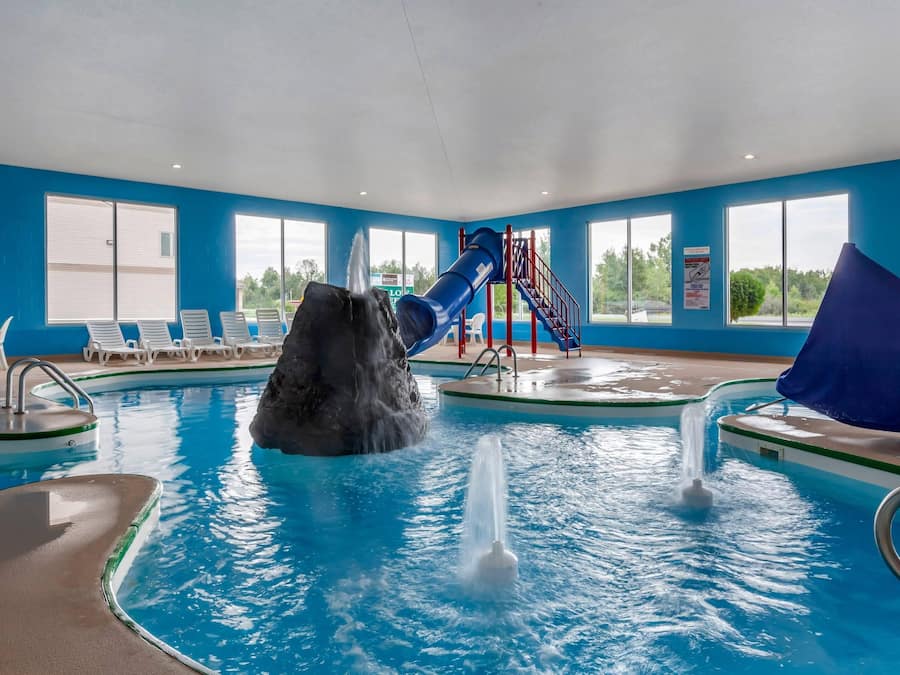 Indoor pool, pool loungers