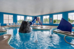 Piscine couverte, chaises longues