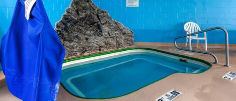 Piscine couverte, chaises longues