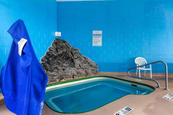 Indoor pool, sun loungers