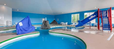 Piscine couverte, chaises longues