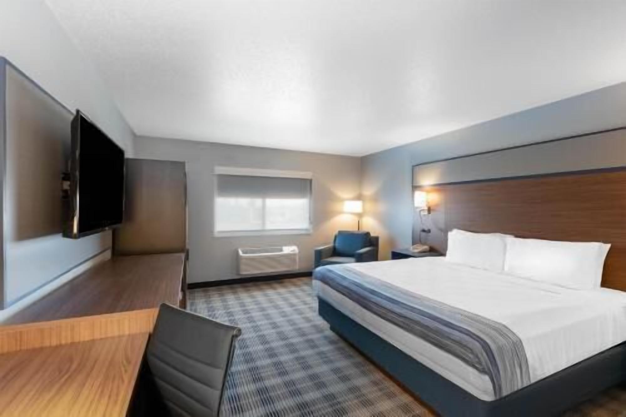 Skrivebord, strykejern/-brett og barnesenger