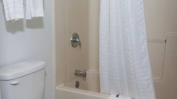 Ensemble douche/baignoire, articles de toilette gratuits, sĂšche-cheveux