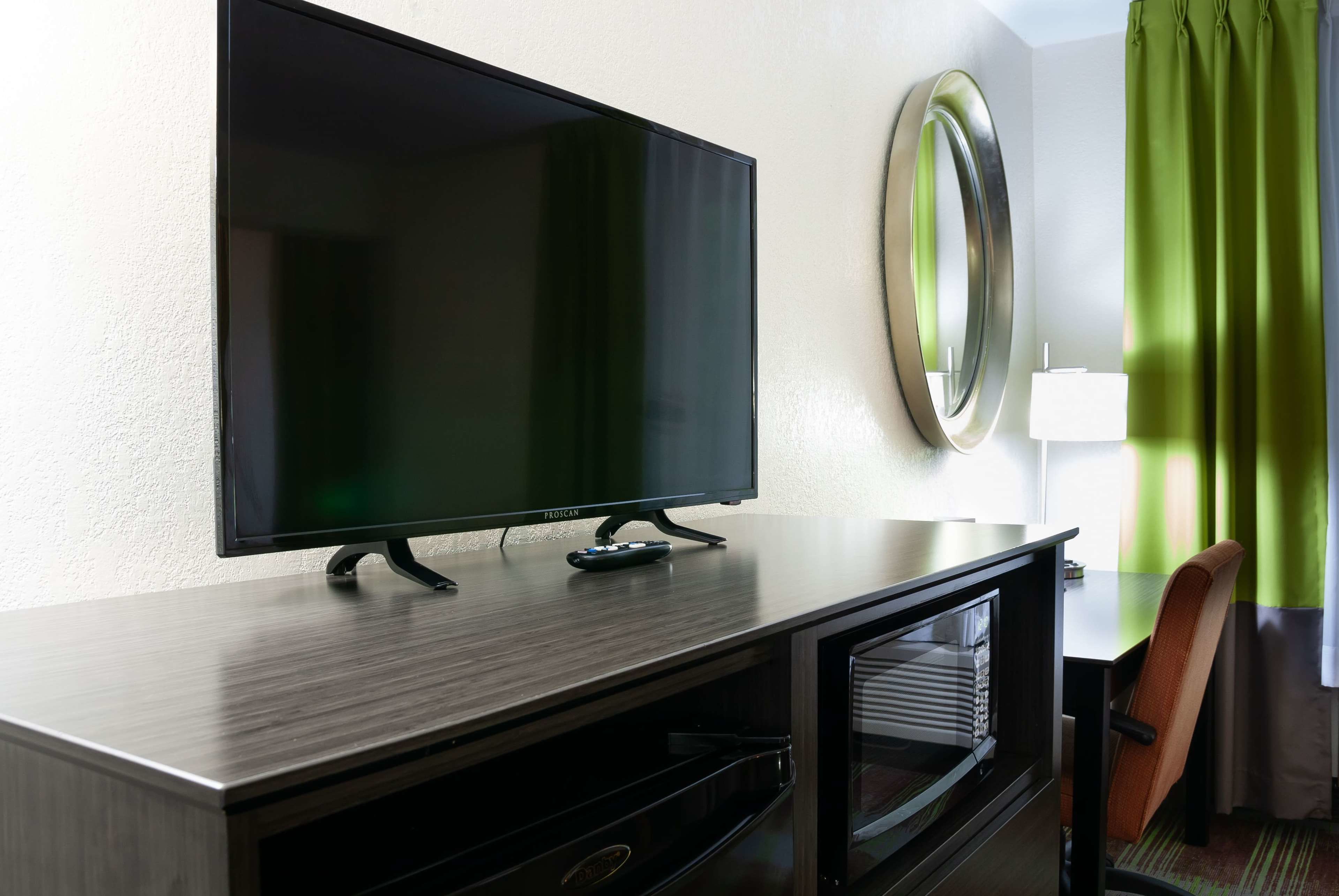 Suite estudio, 1 cama King size, para no fumadores | 1 habitación, caja de seguridad en la habitación y escritorio 