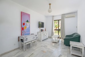 1 bedroom, desk, bed sheets