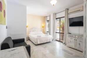 1 bedroom, desk, bed sheets - Hotel Playamaro  (Nerja)