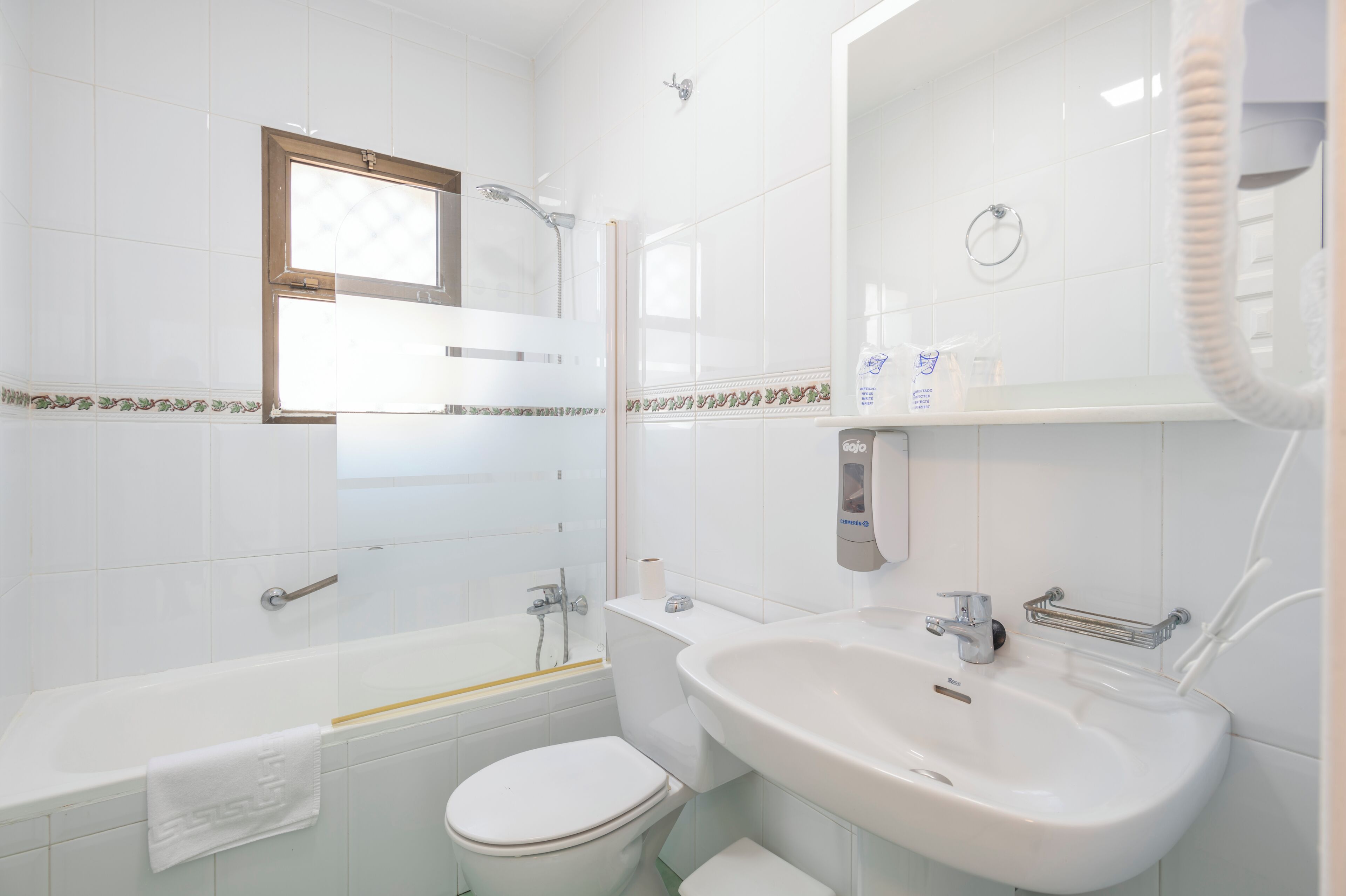 Un baño moderno con bañera, inodoro y lavamanos.