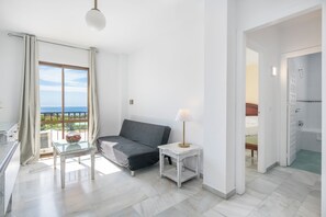 Apartamento, 1 quarto, sacada | Área de estar | TV de tela plana