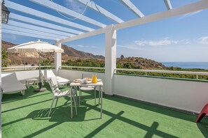 Apartamento, 2 quartos, terraço, vista para o mar | Terraço/pátio