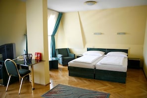 Triple Room | In-room safe, desk, soundproofing, free WiFi