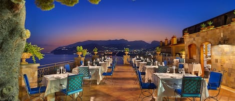 Breakfast, dinner served; Italian cuisine, sea views