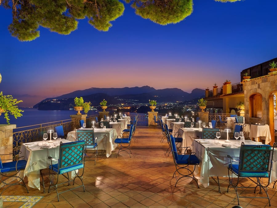 Breakfast, dinner served; Italian cuisine, sea views