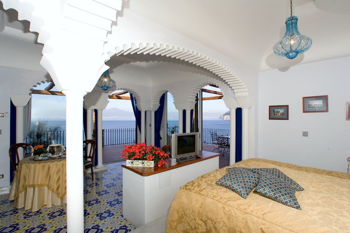 Deluxe suite, uitzicht op zee | 1 slaapkamer, een minibar, een kluis op de kamer, een bureau