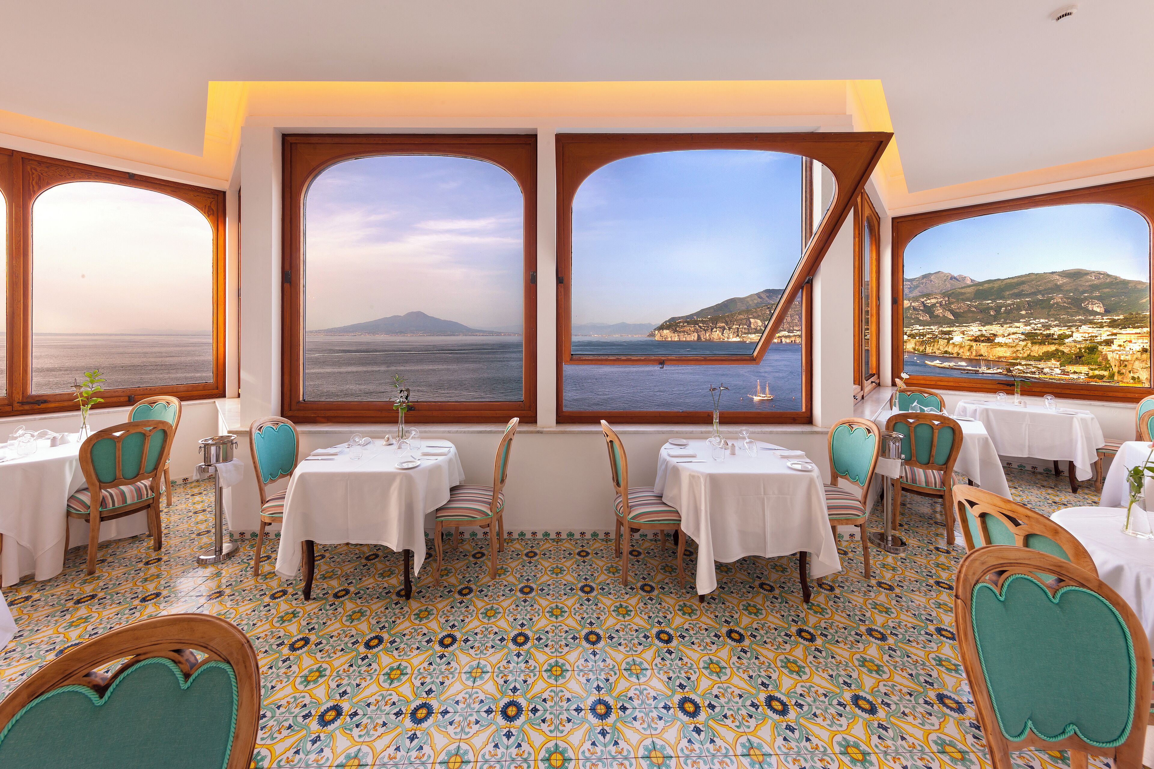 Petit déjeuner et dîner servis sur place, vue sur la mer 