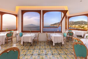 供应早餐和晚餐，意大利菜，海景