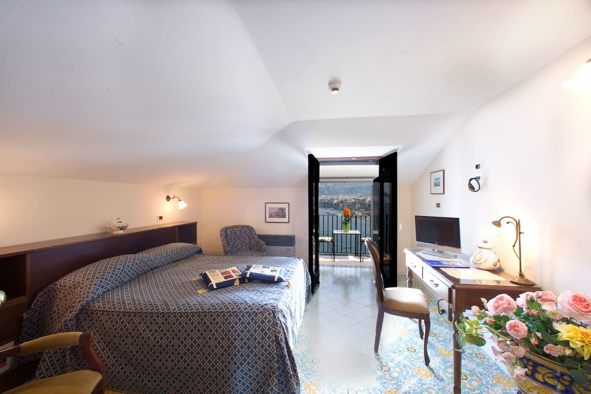 Deluxe tweepersoonskamer, uitzicht op zee | 1 slaapkamer, een minibar, een kluis op de kamer, een bureau