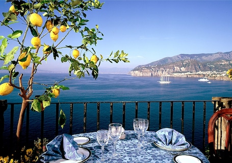 Se sirven desayunos y cenas; cocina italiana; con vista al mar