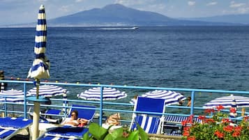 Spiaggia privata, sabbia scura, lettini da mare, ombrelloni