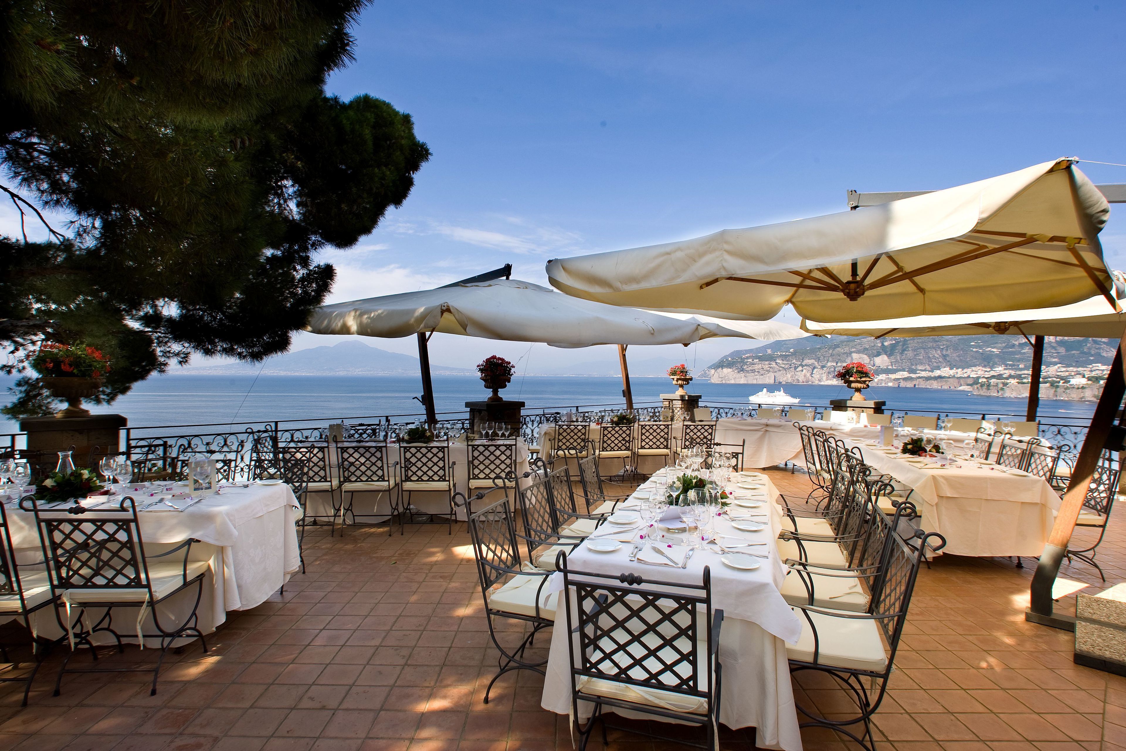 Breakfast, dinner served; Italian cuisine, sea views 