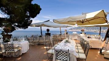 Breakfast, dinner served; Italian cuisine, sea views