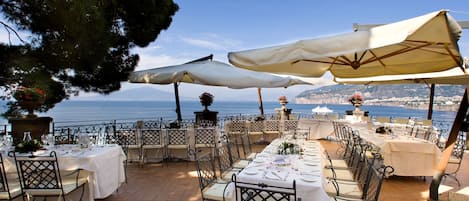 Petit déjeuner et dîner servis sur place, vue sur la mer