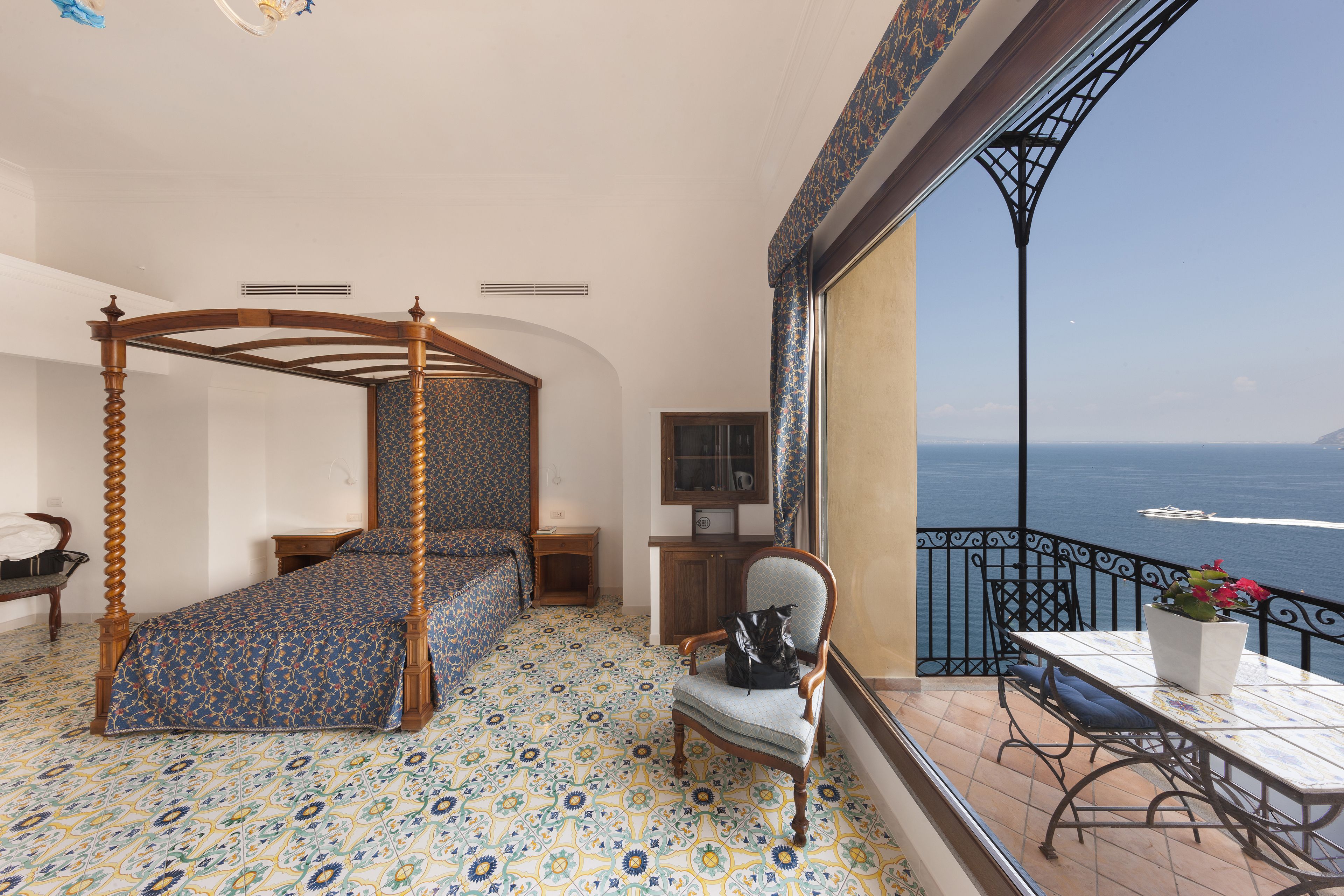 junior suite, sea view | 1 bedroom, minibar, in-room safe, desk