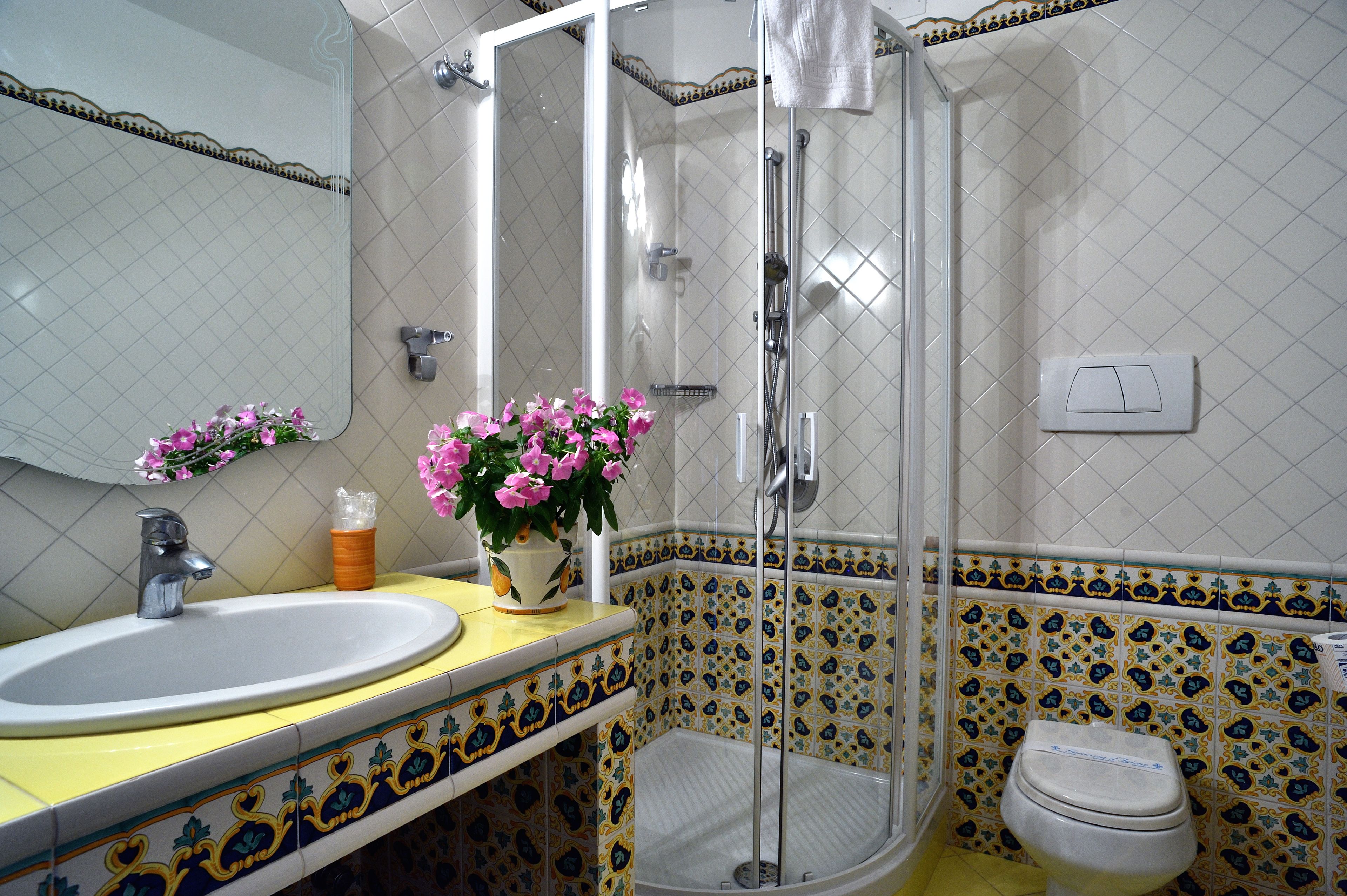 deluxe double room, sea view | bathroom | free toiletries, hair dryer, bidet, towels