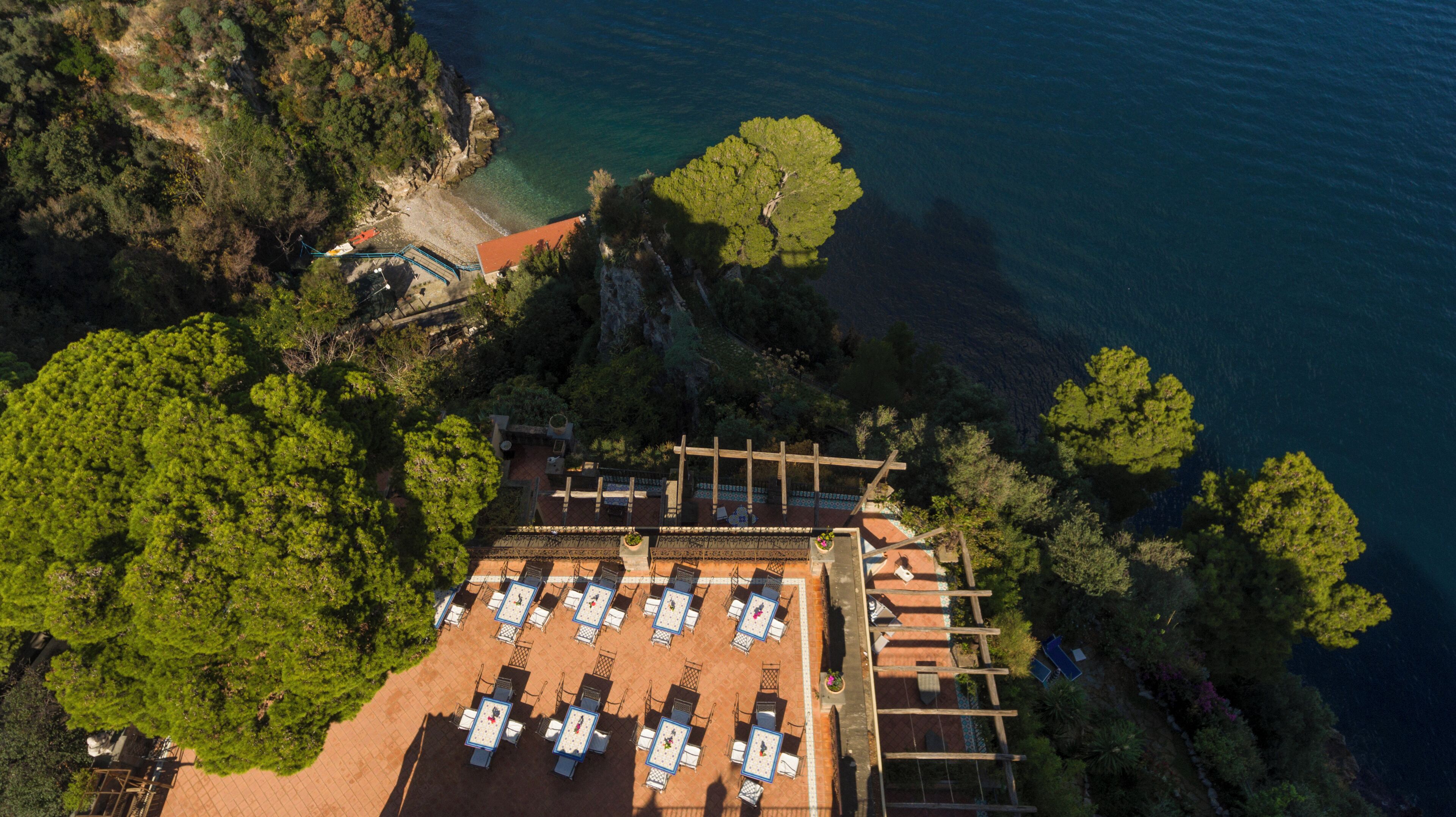 Petit déjeuner et dîner servis sur place, vue sur la mer 