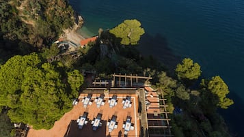 Breakfast, dinner served; Italian cuisine, sea views