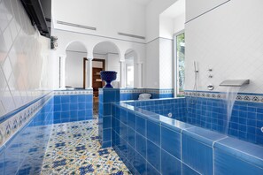 Exklusiv studiosvit | Badrum | Badkar och dusch, bubbelbadkar, regndusch och gratis toalettartiklar