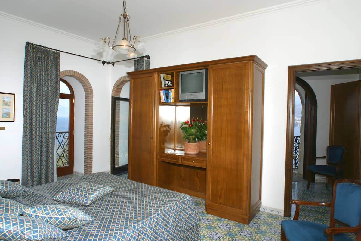 Familiekamer | 1 slaapkamer, een minibar, een kluis op de kamer, een bureau