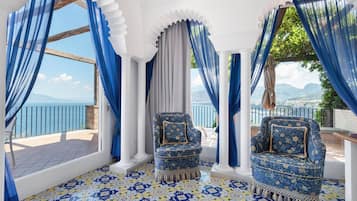 Deluxe-Suite, Meerblick | Hochwertige Bettwaren, Minibar, Zimmersafe, Schreibtisch