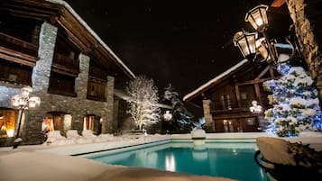 Een binnenzwembad, een buitenzwembad