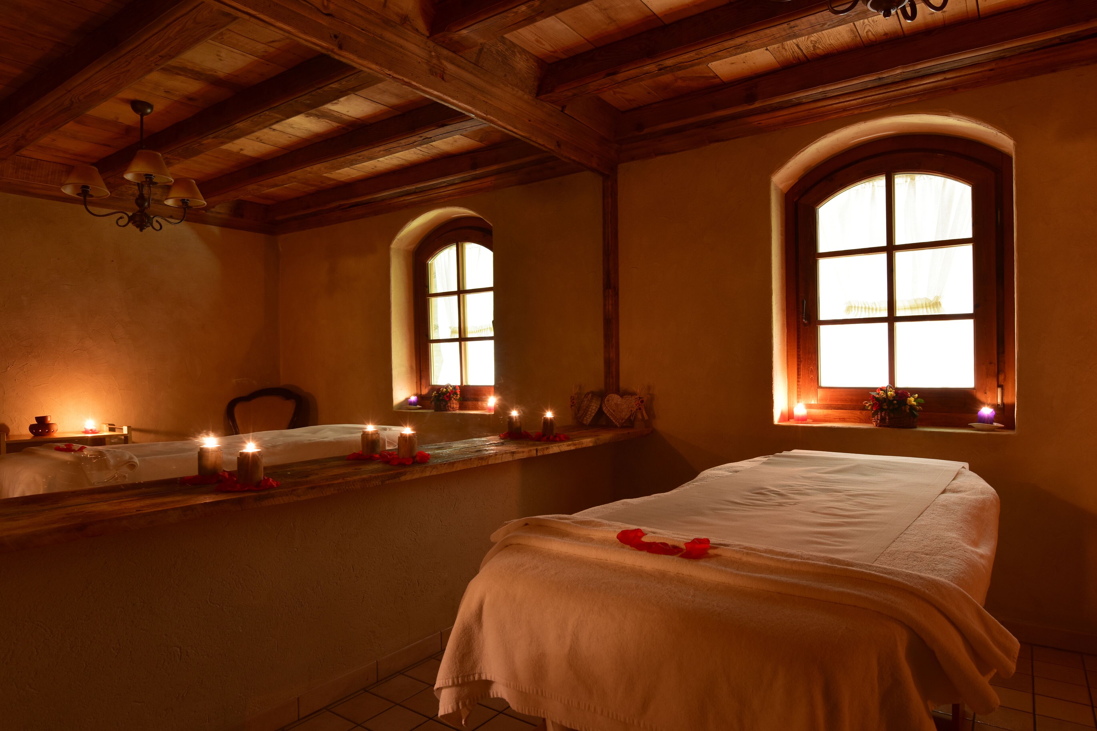 雙人療程室、三溫暖烤箱、浴缸、蒸氣室、土耳其浴、美體療程