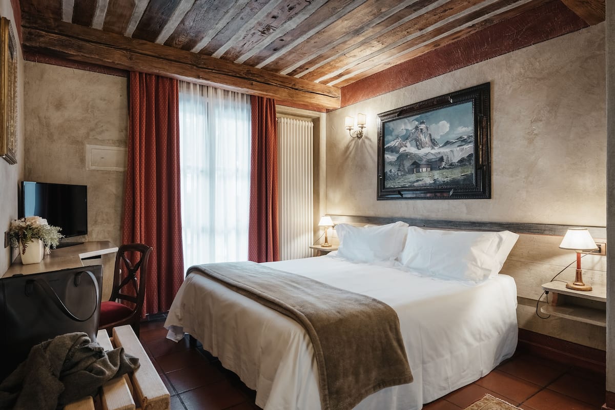 고급 침구, 오리/거위털 이불, 미니바, 객실 내 금고