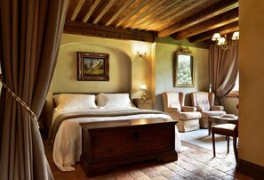 高档床上用品、羽绒被、迷你吧、客房内保险箱