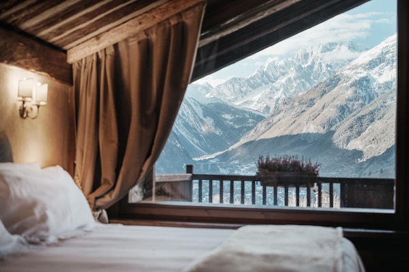 Premium bedding, down duvets, minibar, in-room safe - RELAIS MONT BLANC (La Salle)