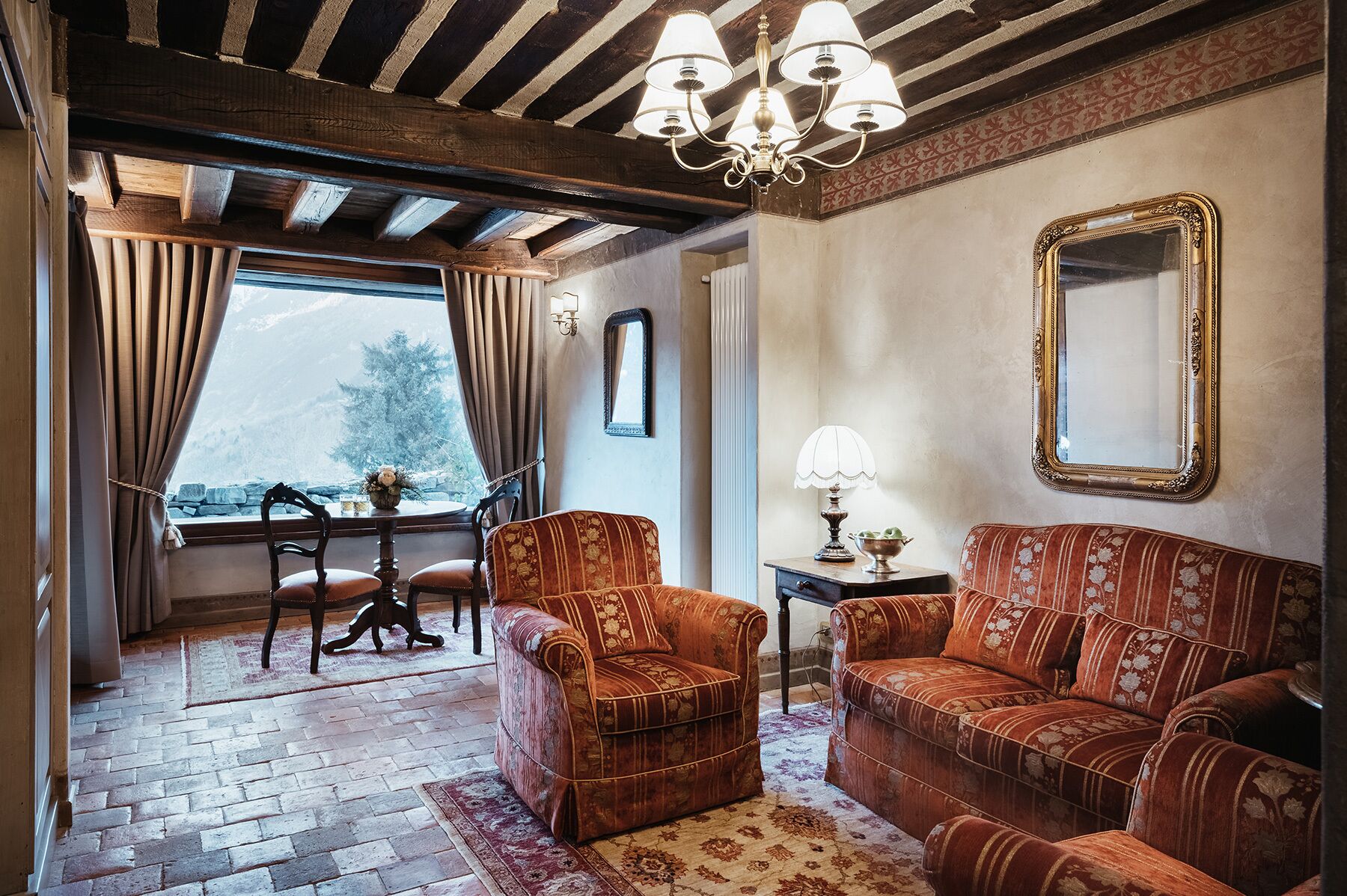 deluxe suite, non smoking, mountain view | living area | flat-screen tv, computer monitors