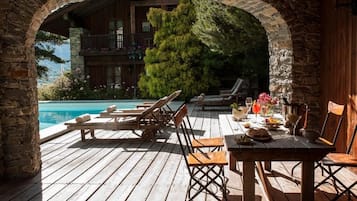 Se sirven desayunos, comidas y cocina italiana con vista al jardín