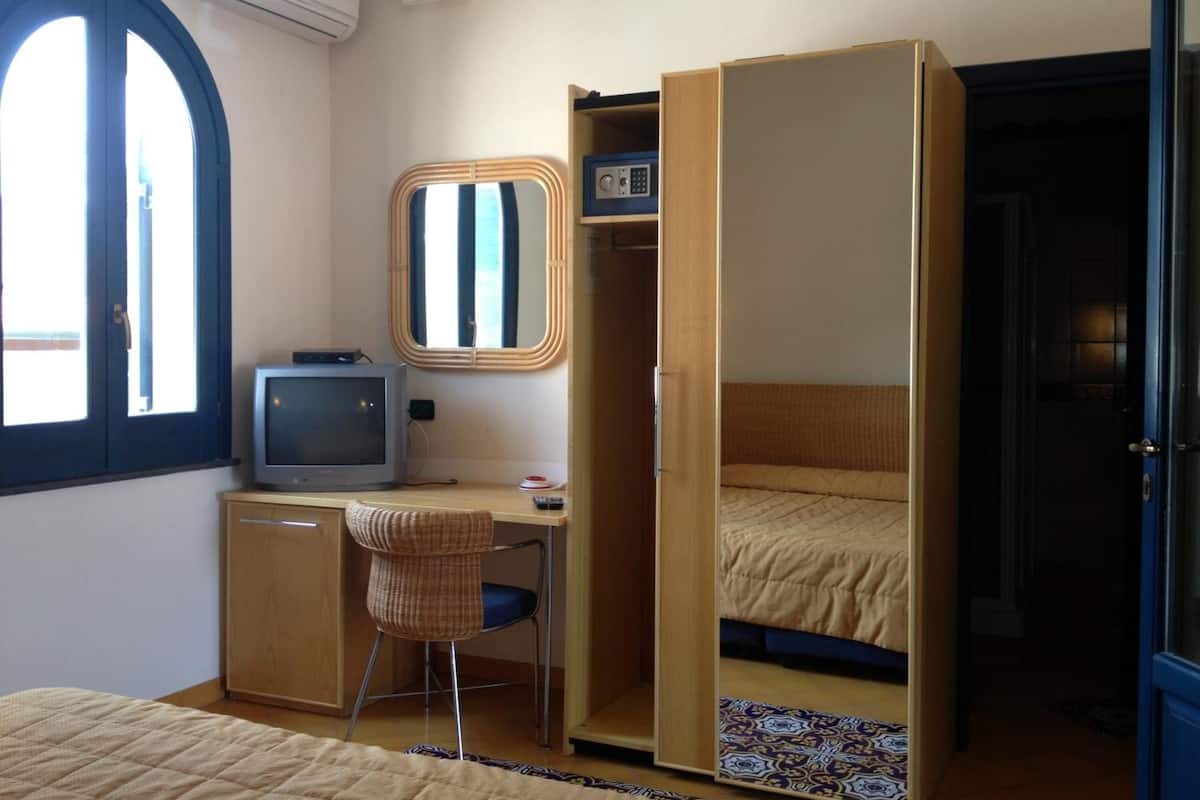 In-room safe, desk, wheelchair access