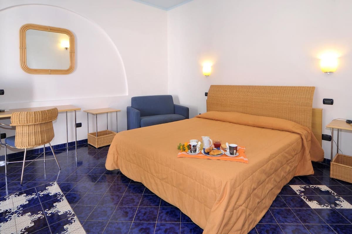 In-room safe, desk, wheelchair access
