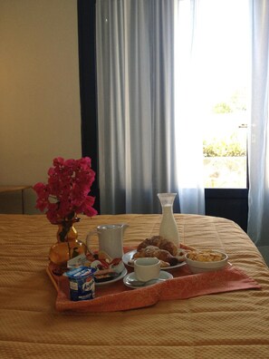 Classic Single Room | In-room safe, desk, wheelchair access - Hotel Aura (Lipari)